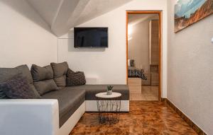 1 Bedroom Lovely Apartment In Tribalj