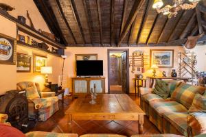 Home2Book Traditional Home with Terrace & Pool