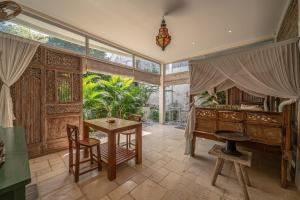 The Station House, 6BR Private Villa in Canggu