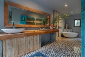 Luxurious Bohemian 4-bedroom open living Villa by Triang Villas