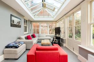 Large 4 Bed Family Home in Kenilworth with parking