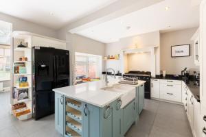 Large 4 Bed Family Home in Kenilworth with parking