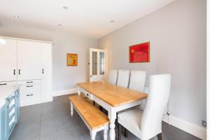 Large 4 Bed Family Home in Kenilworth with parking