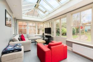 Large 4 Bed Family Home in Kenilworth with parking