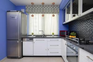 Family Apartment with Parking and Workspace near Metro in Warsaw by Noclegi Renters