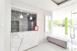 RedDoorz Syariah near GOR Satria Area