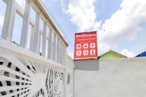 RedDoorz Syariah near GOR Satria Area
