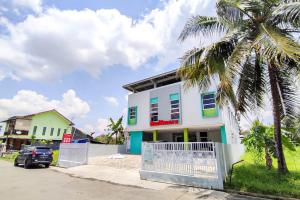 RedDoorz Syariah near GOR Satria Area