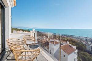 Elegant apartment with sea views and a pool