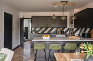 Beautiful 4 Bedroom - Close to QE Hospital & Uni