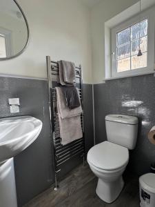 Convenient 1-Bed Apartment, Close to Beach & Shops