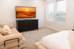 Stylish & Spacious 3BR Gem With Hot tub Near Downtown