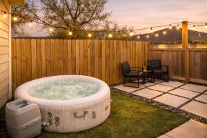 Stylish & Spacious 3BR Gem With Hot tub Near Downtown