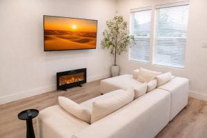 Stylish & Spacious 3BR Gem With Hot tub Near Downtown