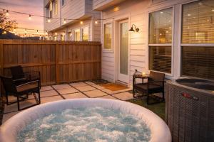 Stylish & Spacious 3BR Gem With Hot tub Near Downtown