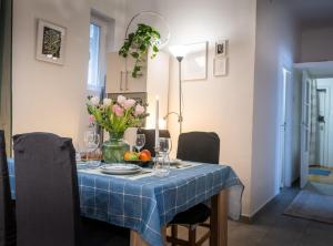 Parliament & Botanic Garden - Parisian Vintage