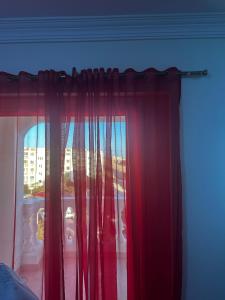 Bright apartment with sea and airport views Mubarak 2