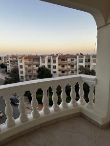 Bright apartment with sea and airport views Mubarak 2