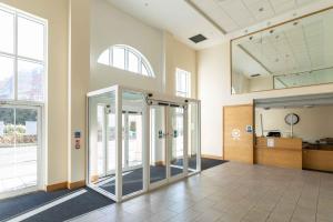 Sleek Apartment in Town Centre with WiFi & Parking