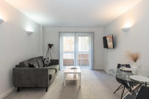 Sleek Apartment in Town Centre with WiFi & Parking