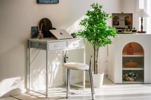 Memory Retreat, 3R4B, Subway Line 2 Guui station, Jamsil, Sungsu, Kspo