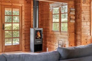 Einladendes-Holzhaus-auf-riesigem-Grundstueck