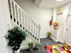 4 Bedrooms House, 3 bathrooms , Reception,Kitchen, Garden, Parking