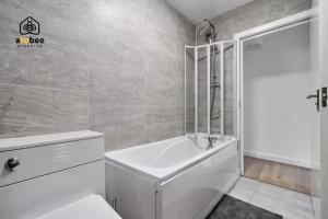 City Centre Apartment - close by tomain shops, attractions, bars & more!