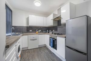 Stylish 3 Bed 3 en-suite home in a popular part of Liverpool - Close by to City Centre - Free Parking