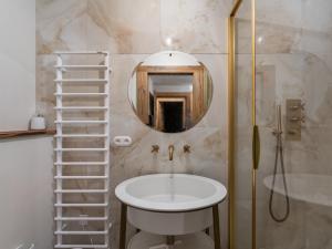 Duplex rénové au cœur de Megève, 3 chambres, cheminée, terrasse, équipements modernes. - FR-1-569-72