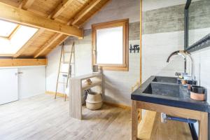 Warm modern chalet near ski resort
