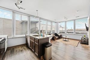 Bright Downtown 1BR l Free Parking l Fast Wi-Fi