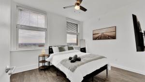 HEB703 Modern & Chic 2 Bedroom Condo Downtown Fort Worth, Free Parking, Walk to Convention Center