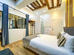 67 - Amazing Parisian Flat