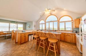 Beach Angel - Corolla, Ocean Sands, 100 Yards to Beach, Ocean View, Large Kitchen, Hot Tub