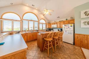 Beach Angel - Corolla, Ocean Sands, 100 Yards to Beach, Ocean View, Large Kitchen, Hot Tub