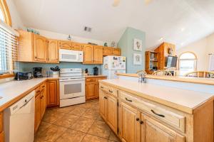 Beach Angel - Corolla, Ocean Sands, 100 Yards to Beach, Ocean View, Large Kitchen, Hot Tub