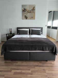 Stylisches kleines Studio -Zentral gelegen- Nähe BayArena - in Leverkusen Wiesdorf City- Friedrich Ebert Platz 5a , 4te Etage mit Balkon-kein Aufzug-Lift--Kaution Pflicht--