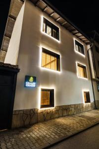 Chalet Charm - Private Mountain Retreat with Sauna, Jacuzzi & Kids Playroom