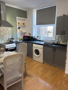 stylish new house sleeps 5 max