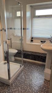 stylish new house sleeps 5 max