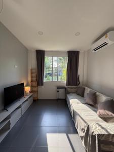 The Willow House 1BR and kitchen near Hinkong beach