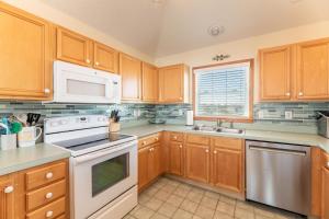 Beach Please - Corolla, Oceanside, Pool, Hot Tub, Pet OK, YR Flex Stays