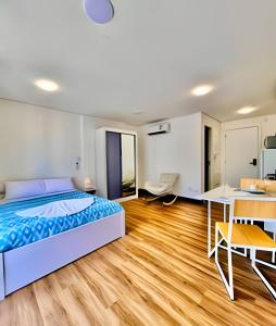 NOViDADE Studio Moderno, funcional bem localizado.