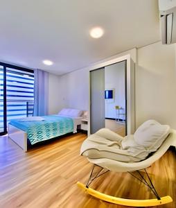 NOViDADE Studio Moderno, funcional bem localizado.