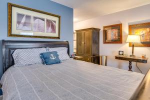 Sunroom and Dock Access at Lake Freeman Studio!