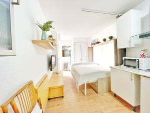 Acogedor estudio con terraza y AC