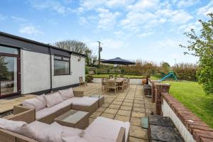 6 Bed in Hersham oc-t29211