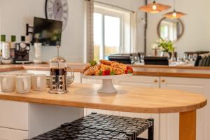 6 Bed in Hersham oc-t29211