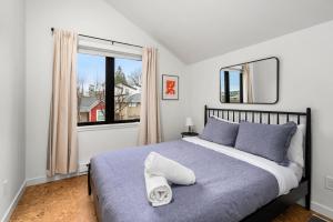 Modern 2BR Laneway Home - Workspace and EV Parking